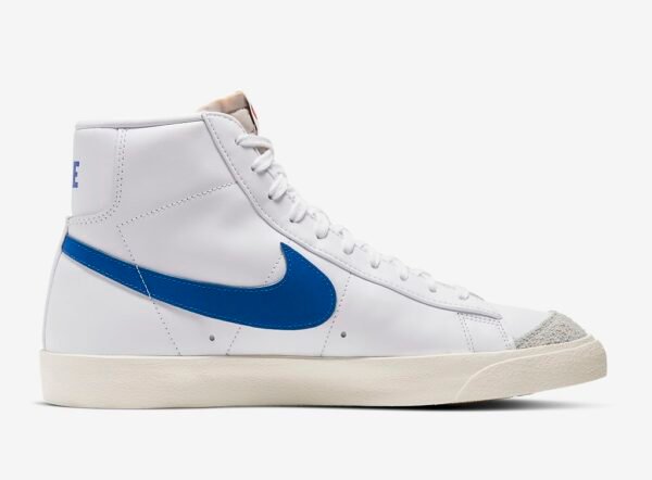 Nike Blazer Mid 77 Vintage Blancas Logo Azul - Imagen 3