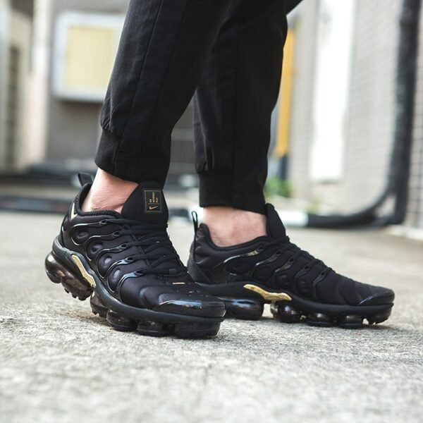 Nike Air Vapormax Plus Tn Black Gold - Imagen 4